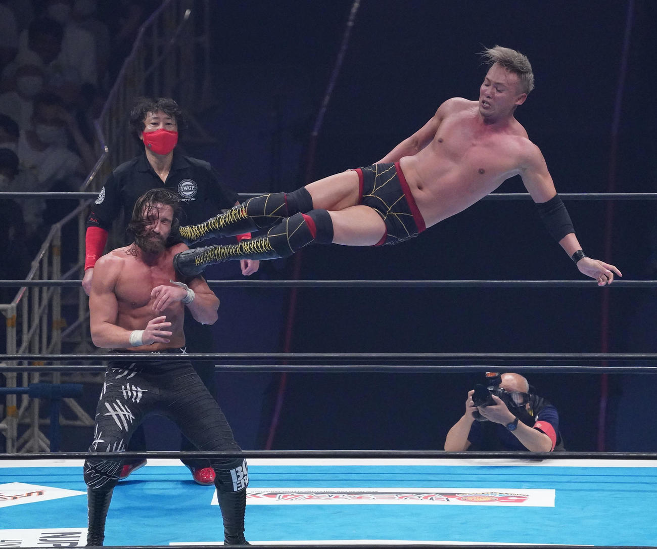 IWGP世界ヘビー級選手権　ジェイにドロップキックを決めるオカダ（右）（撮影・森本幸一）