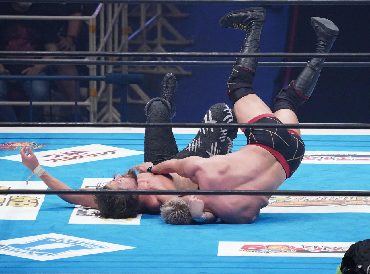 IWGP世界ヘビー級選手権　オカダ（右）にブレードランナーを決めるジェイ（左）（撮影・森本幸一）