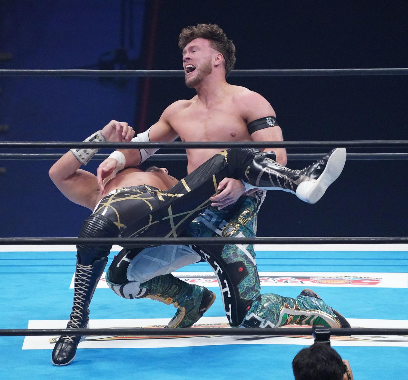 DOMINION6．12OSAKA－JO HALL IWGP USヘビー級王座決定戦　SANADAに旋回式のバックブリーカーを決めるウィル・オスプレイ（右）（撮影・森本幸一）