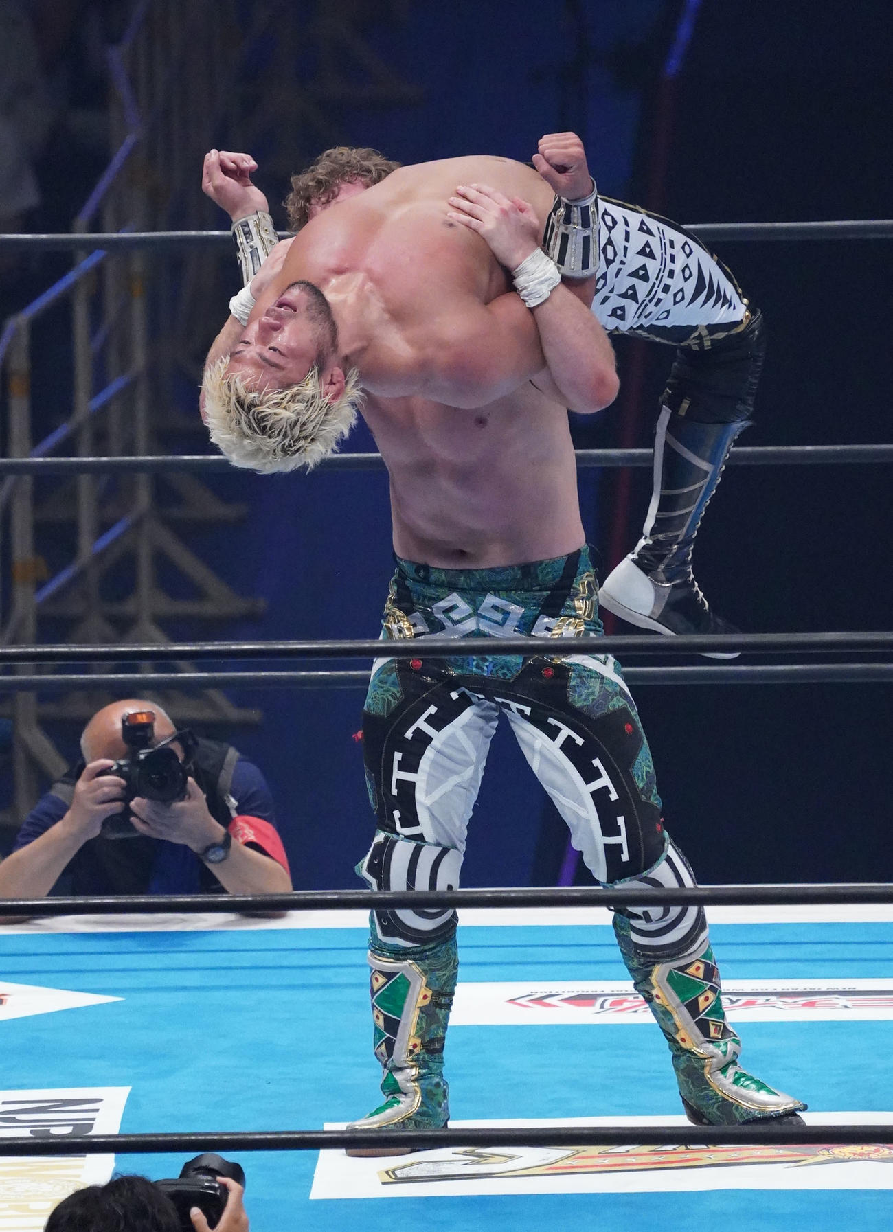 DOMINION6．12OSAKA－JO HALL IWGP USヘビー級王座決定戦　SANADAにストームブレイカーを決めるウィル・オスプレイ（左）（撮影・森本幸一）
