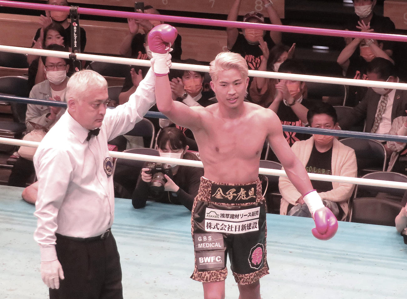 プロデビュー戦で勝ち名乗りを受けるホープ金子虎旦（右）