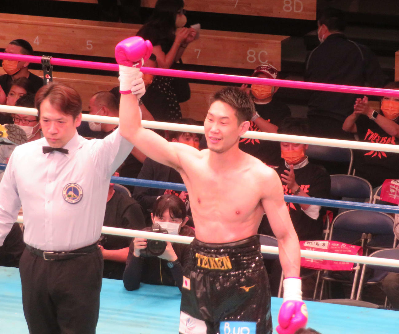 再起戦に勝利し勝ち名乗りを受ける中谷（右）