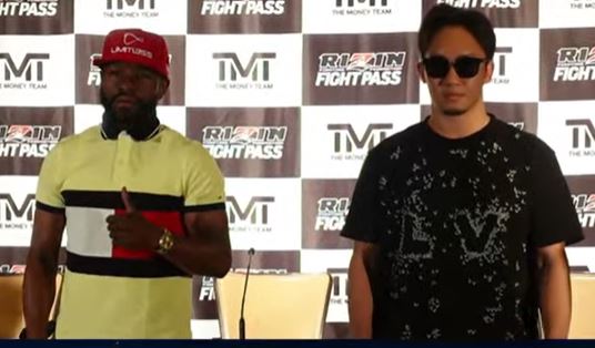エキシビジョンで対戦するメイウェザーと朝倉が会見後に並んで写真に納まる（C）RIZIN FF