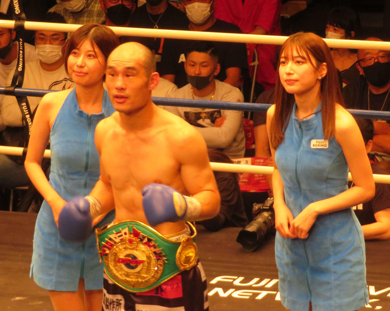 人気ラウンドガールの天野麻菜（左端）と雪平莉左（右端）に囲まれ、東洋太平洋スーパーライト級王座ベルトを巻いた近藤明広