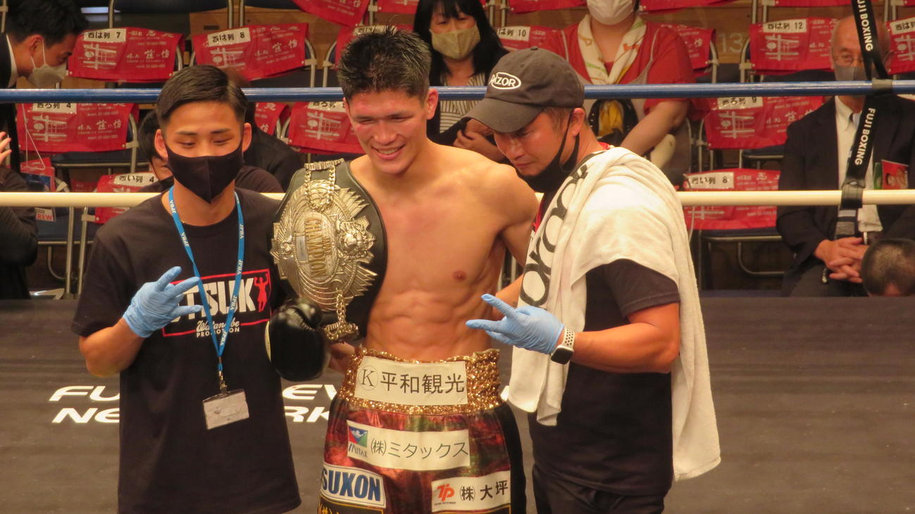 兄貴分のWBA世界ライトフライ級スーパー王者京口（左端）のセコンド入りも受け、初防衛に成功した日本ライト級王者宇津木（中央）右端は小林トレーナー