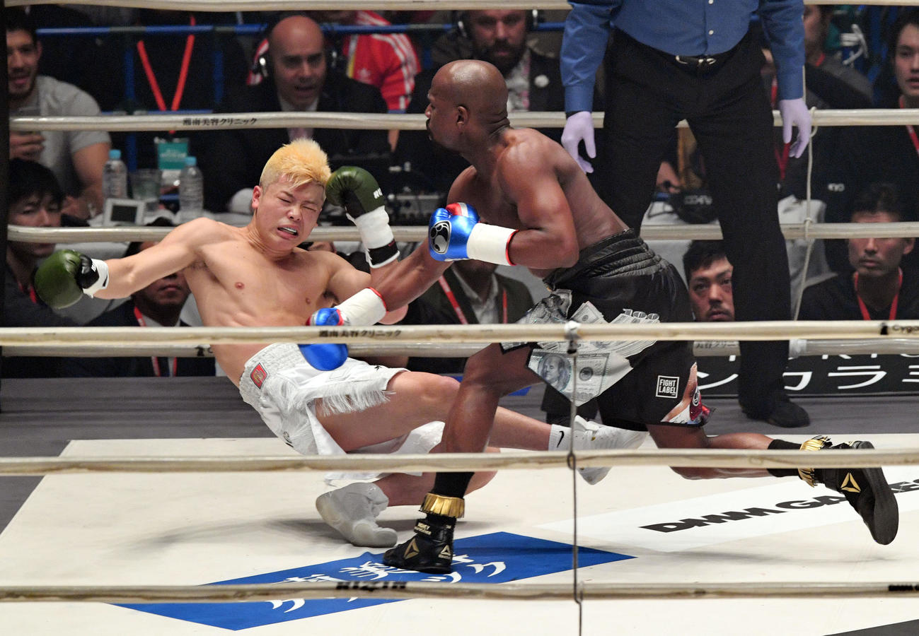 2018年12月31日、メイウェザー対那須川天心　1回、メイウェザー（右）のパンチを食らいダウンする那須川