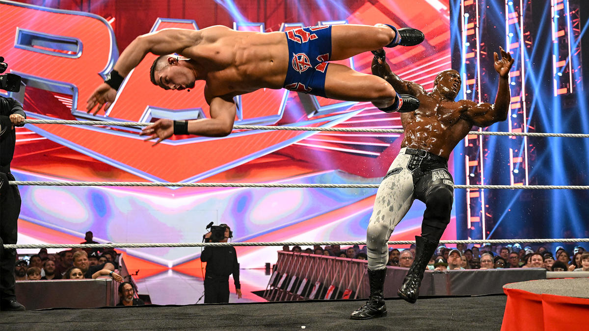 顔にオイルを浴びた上、US王者セオリー（左）のドロップキックも食らったラシュリー（C）2022 WWE, Inc. All Rights Reserved.