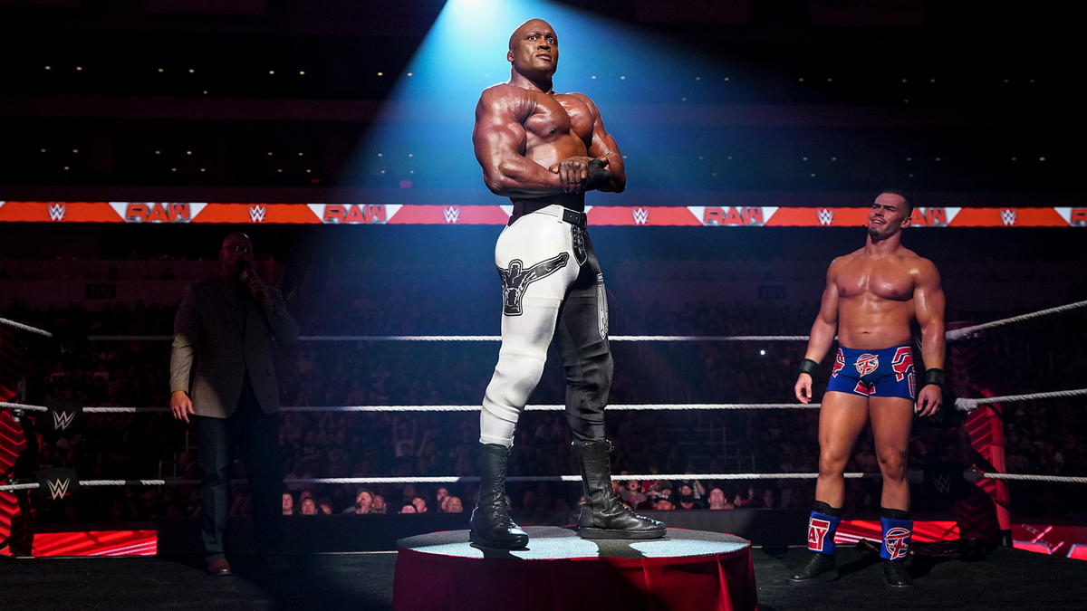 US王者セオリー（右）とのポーズ対決で圧勝したラシュリー（C）2022 WWE, Inc. All Rights Reserved.
