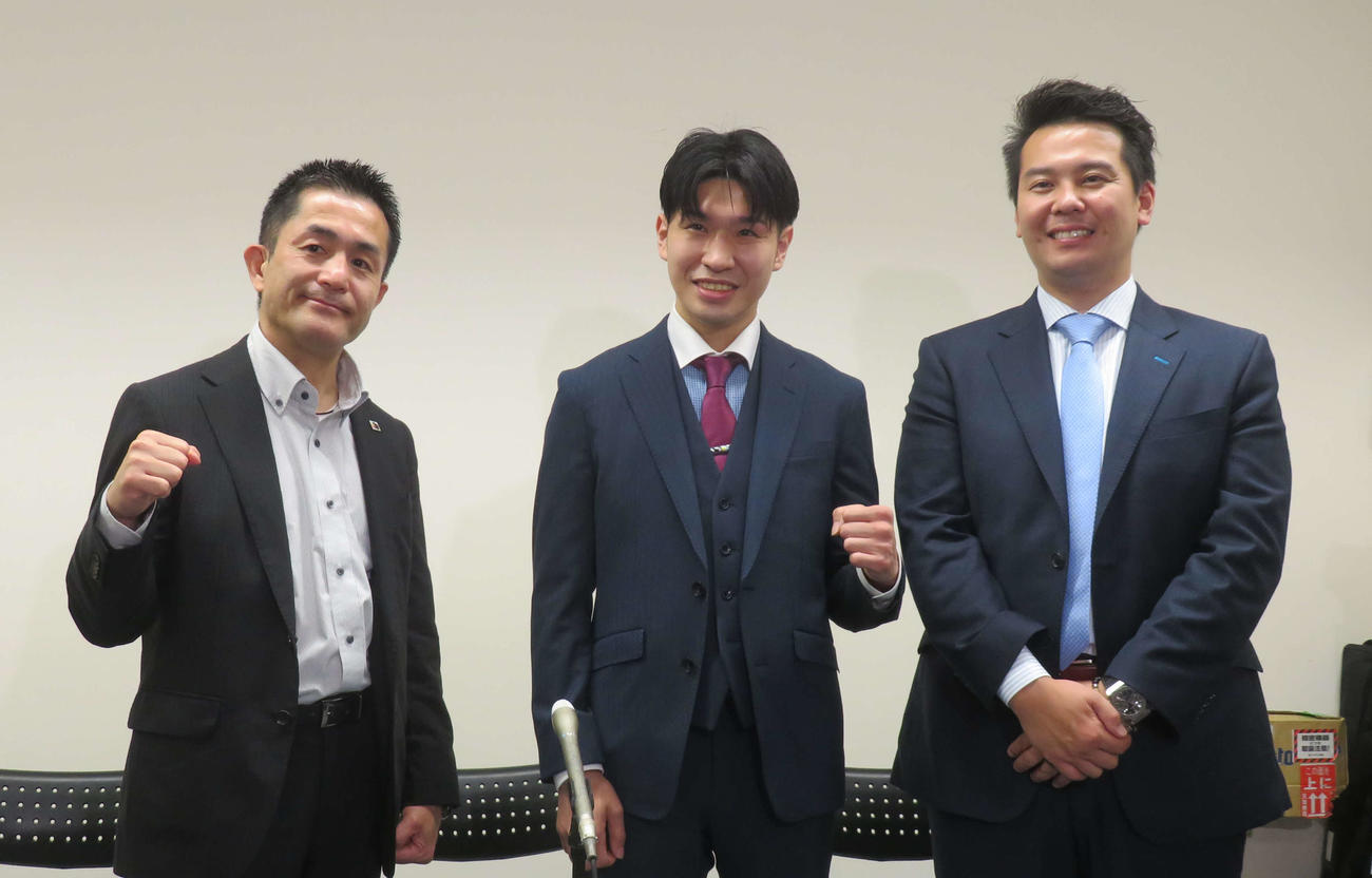 現役引退を表明した元日本2階級制覇王者黒田（中央）。左は所属ジムの新田会長、右は黒田の勤務先そえるての山上代表