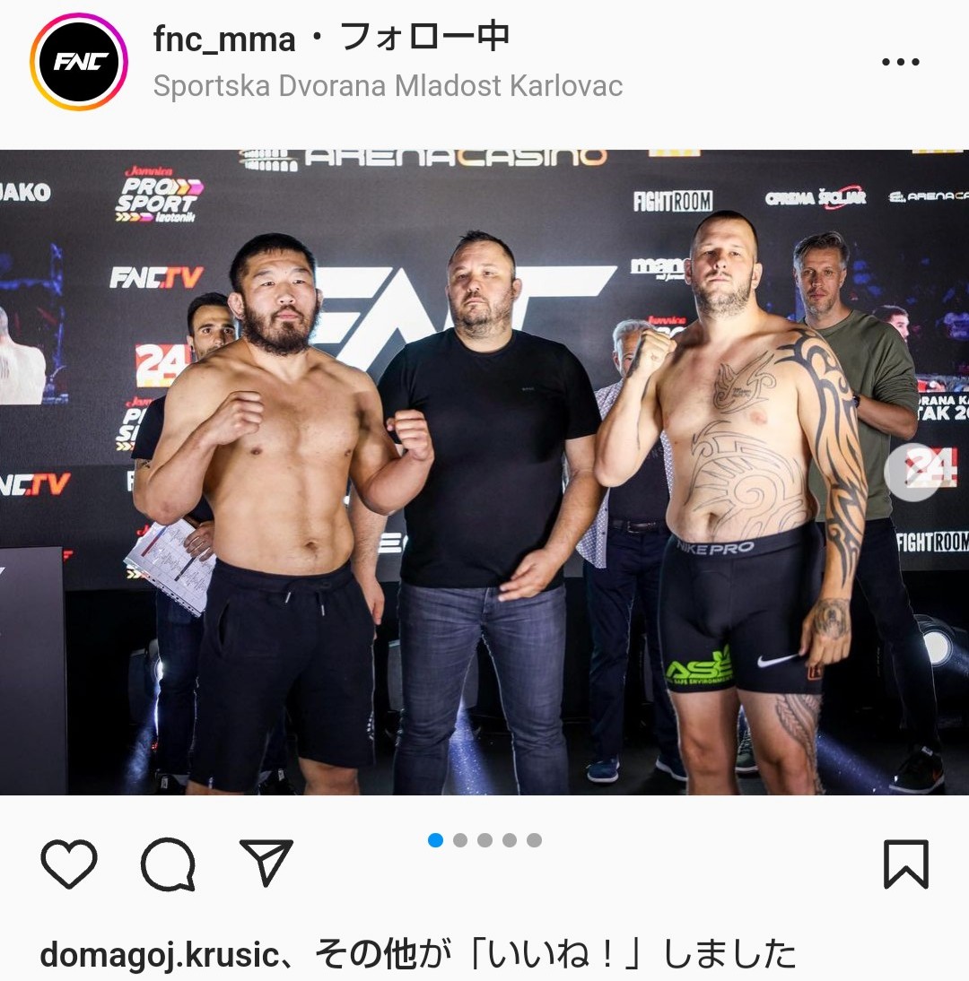 チャーリー・ミルナー（右端）とともに計量クリアした石井慧（左端）（FNC公式インスタグラムより）