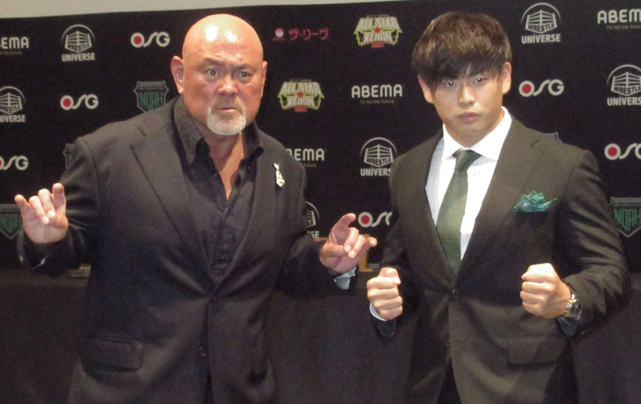 引退ロードを発表した武藤（左）は清宮と写真に納まる（撮影・勝部晃多）