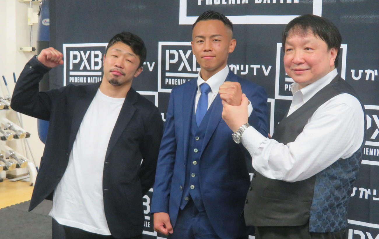 8月の東洋太平洋スーパーバンタム級王座挑戦がきまった元K－1同級王者武居（中央）。右端は大橋会長、左端は八重樫トレーナー