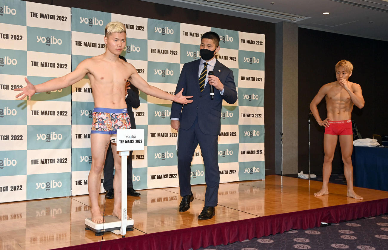 前日計量をパスしポーズをとる那須川天心。右は武尊（撮影・たえ見朱実）