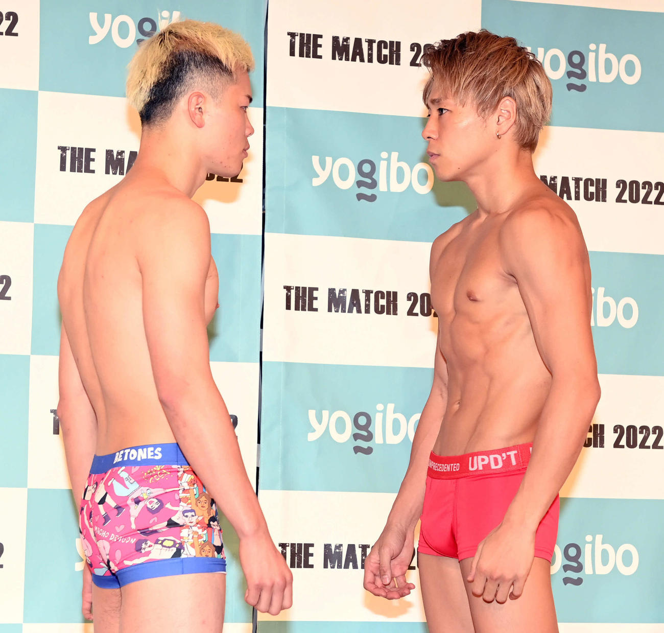 にらみ合う那須川天心（左）と武尊（撮影・たえ見朱実）