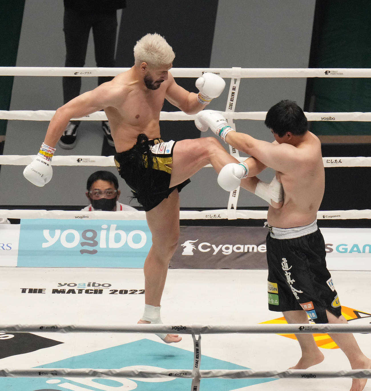 1回、山下（右）に跳び蹴りを入れるカリミアン（撮影・菅敏）