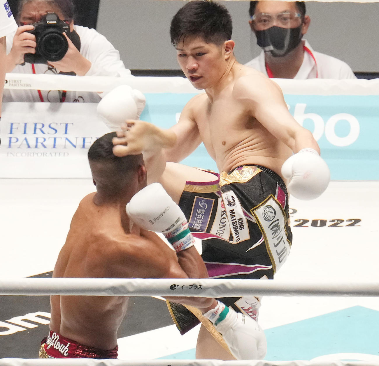 3回、“ブラックパンサー”ベイノア（左）にハイキックを見舞う和島（撮影・菅敏）