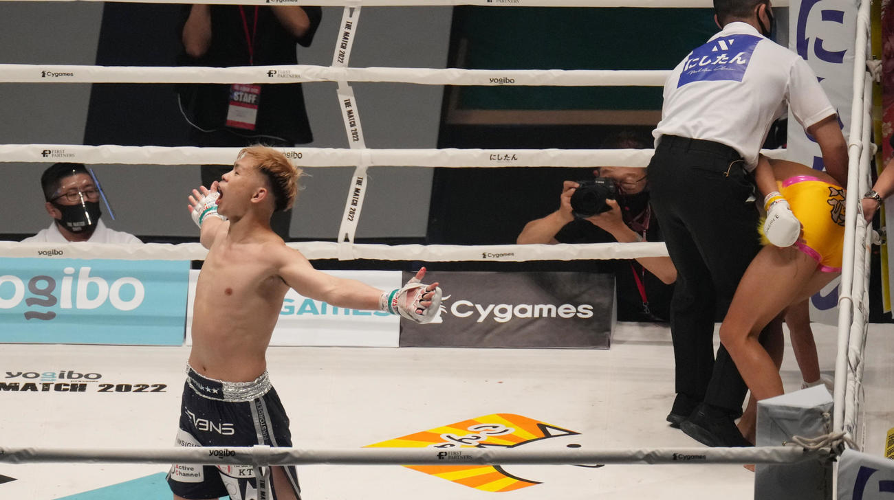 1回、芦沢（右）に勝利し、両手を広げるYA－MAN（撮影・菅敏）