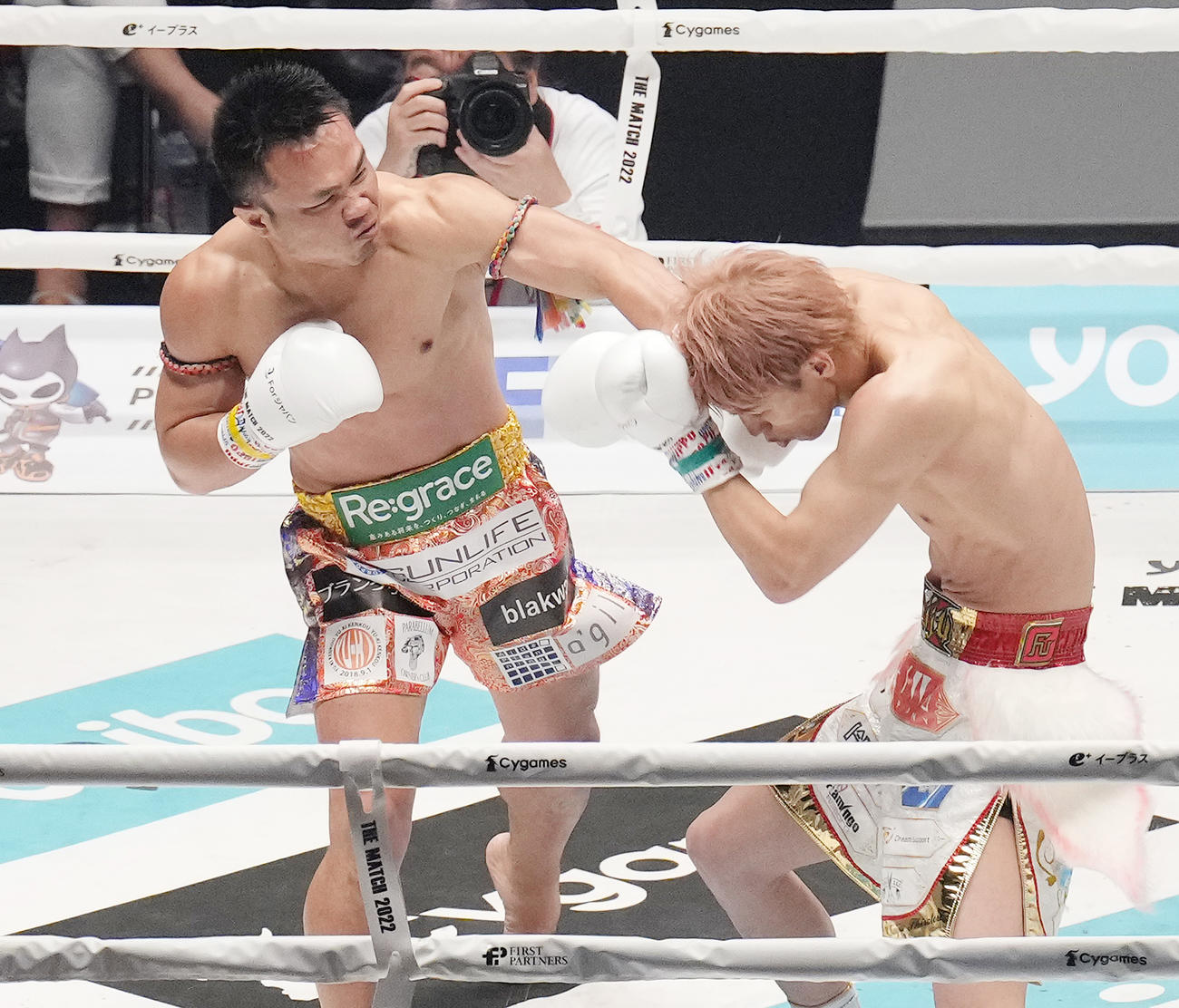 1回、白鳥（右）にパンチを見舞うウィラサクレック（撮影・菅敏）