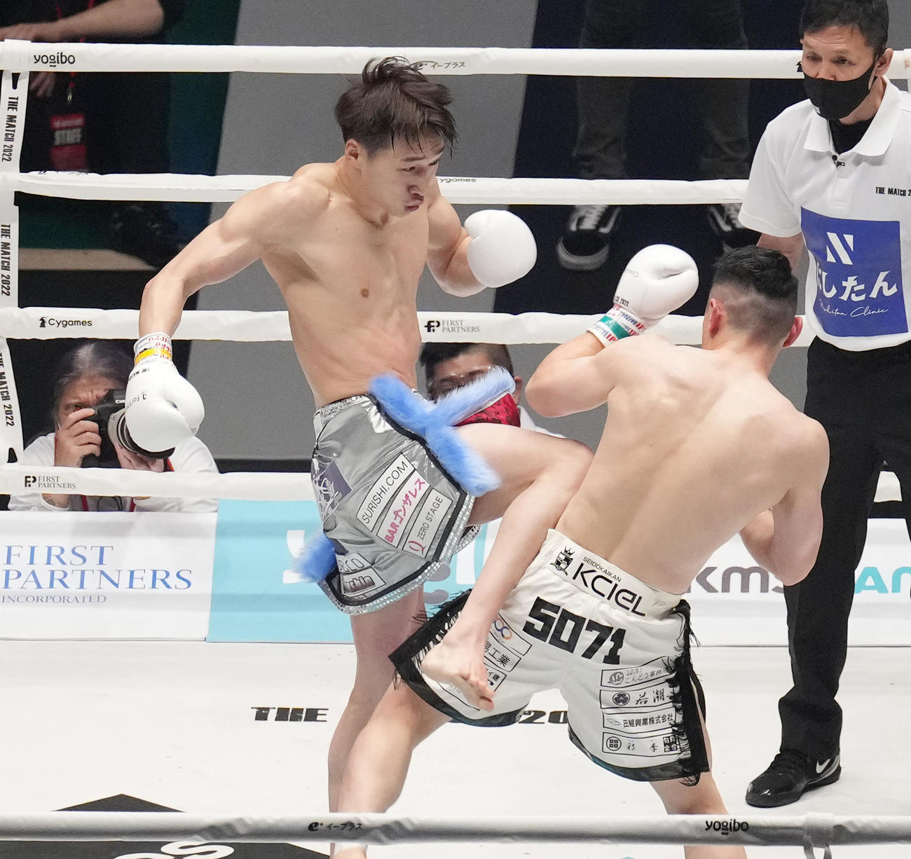 2回、山田（右）にひざ蹴りを見舞う安保（撮影・菅敏）