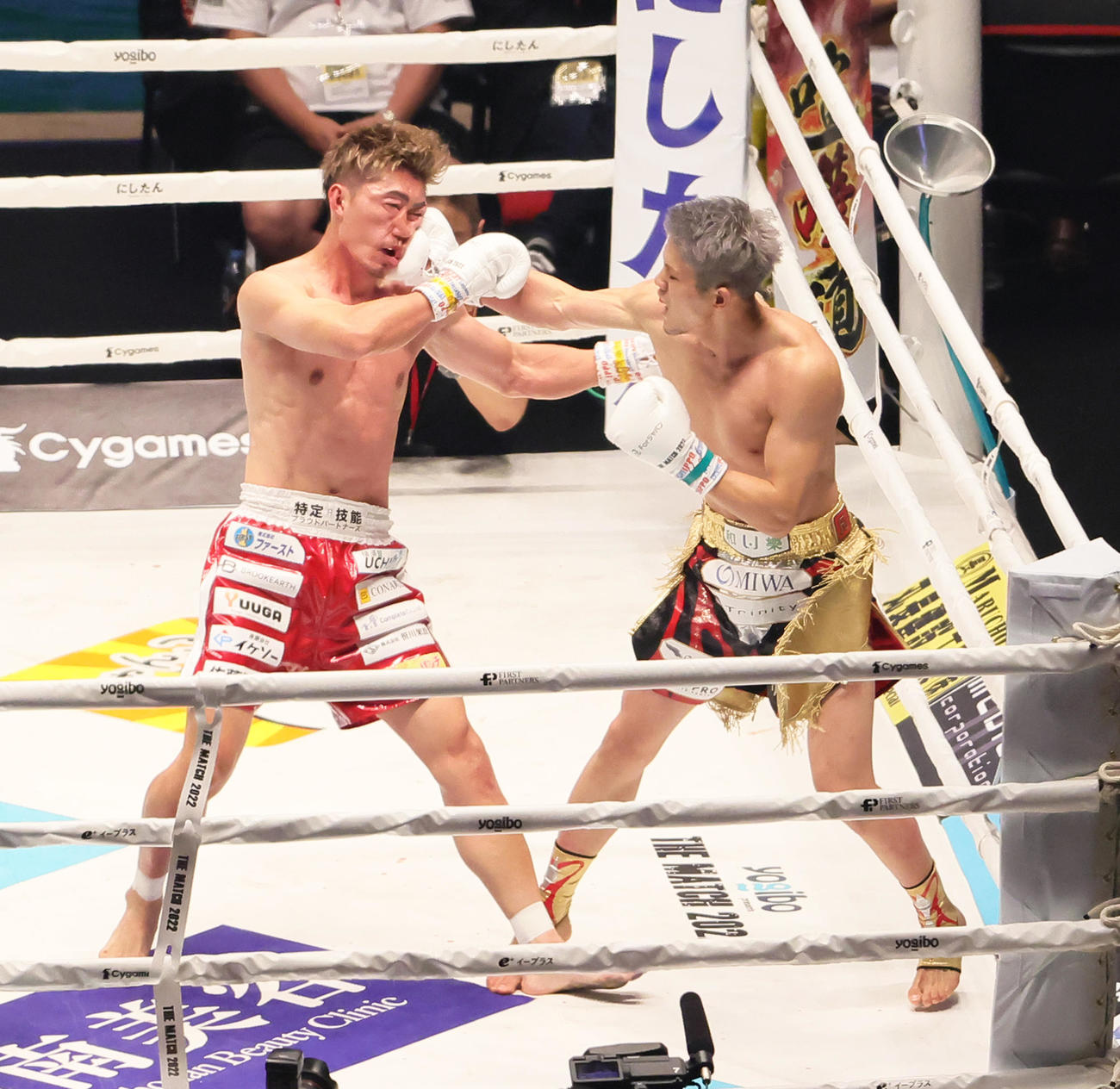 2回、原口（右）は山崎の顔面をとらえる（撮影・足立雅史）
