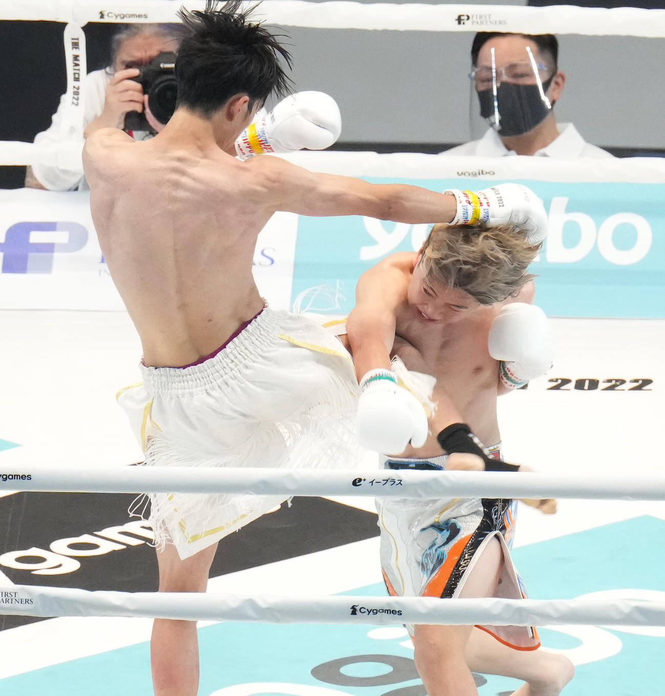 2回、大久保（左）のひざ蹴りを食らう那須川龍（撮影・菅敏）