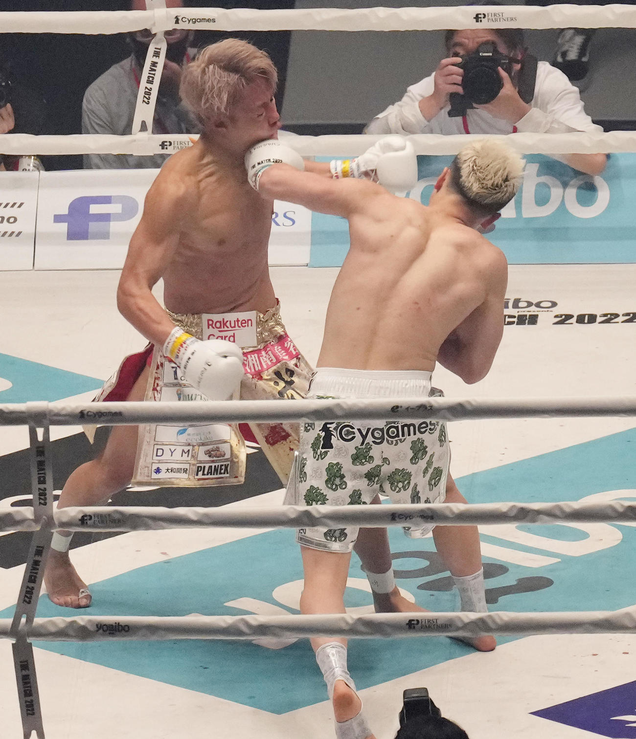 1回、那須川天（右）は武尊の顔面にパンチを入れる（撮影・菅敏）