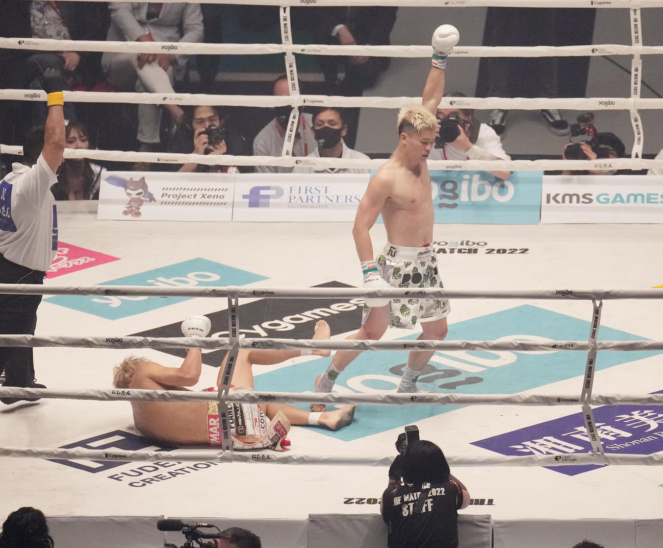 1回、那須川天（右）は武尊からダウンを奪う（撮影・菅敏）