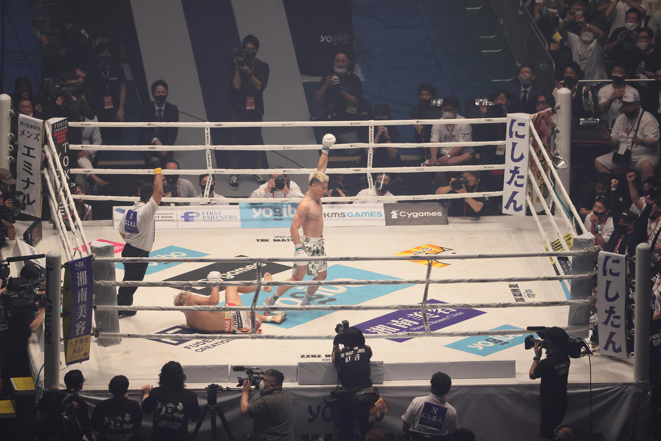 1回、那須川（右）は武尊からダウンを奪いガッツポーズ（撮影・足立雅史）