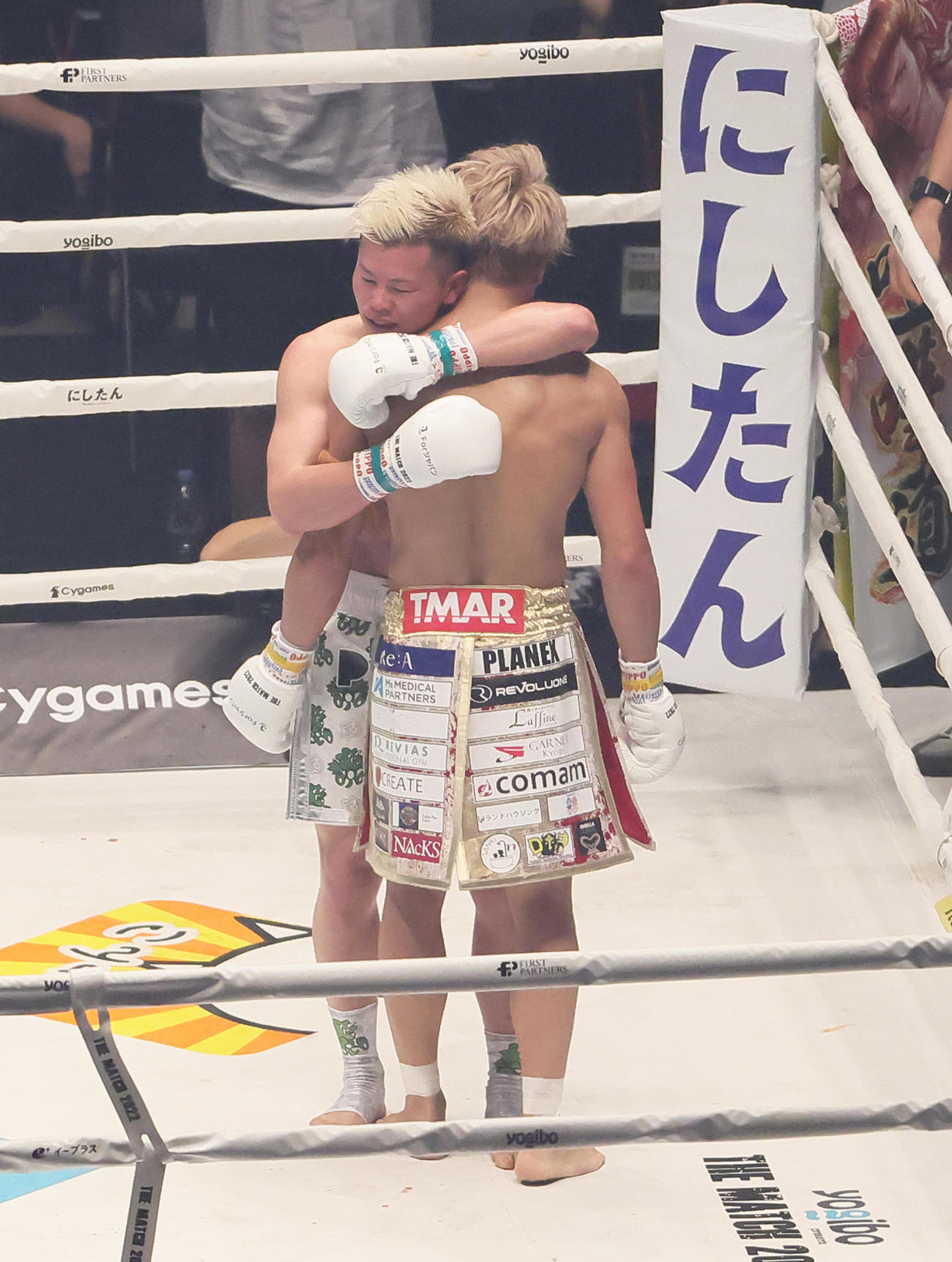 試合を終え、抱き合う那須川（後方）と武尊（撮影・足立雅史）