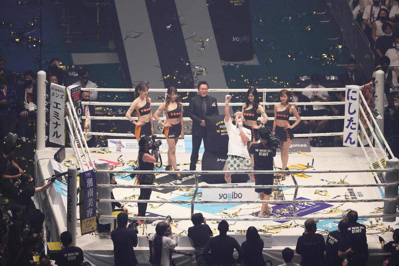 那須川天心（右）は判定で武尊を破りインタビューで絶叫する（撮影・足立雅史）