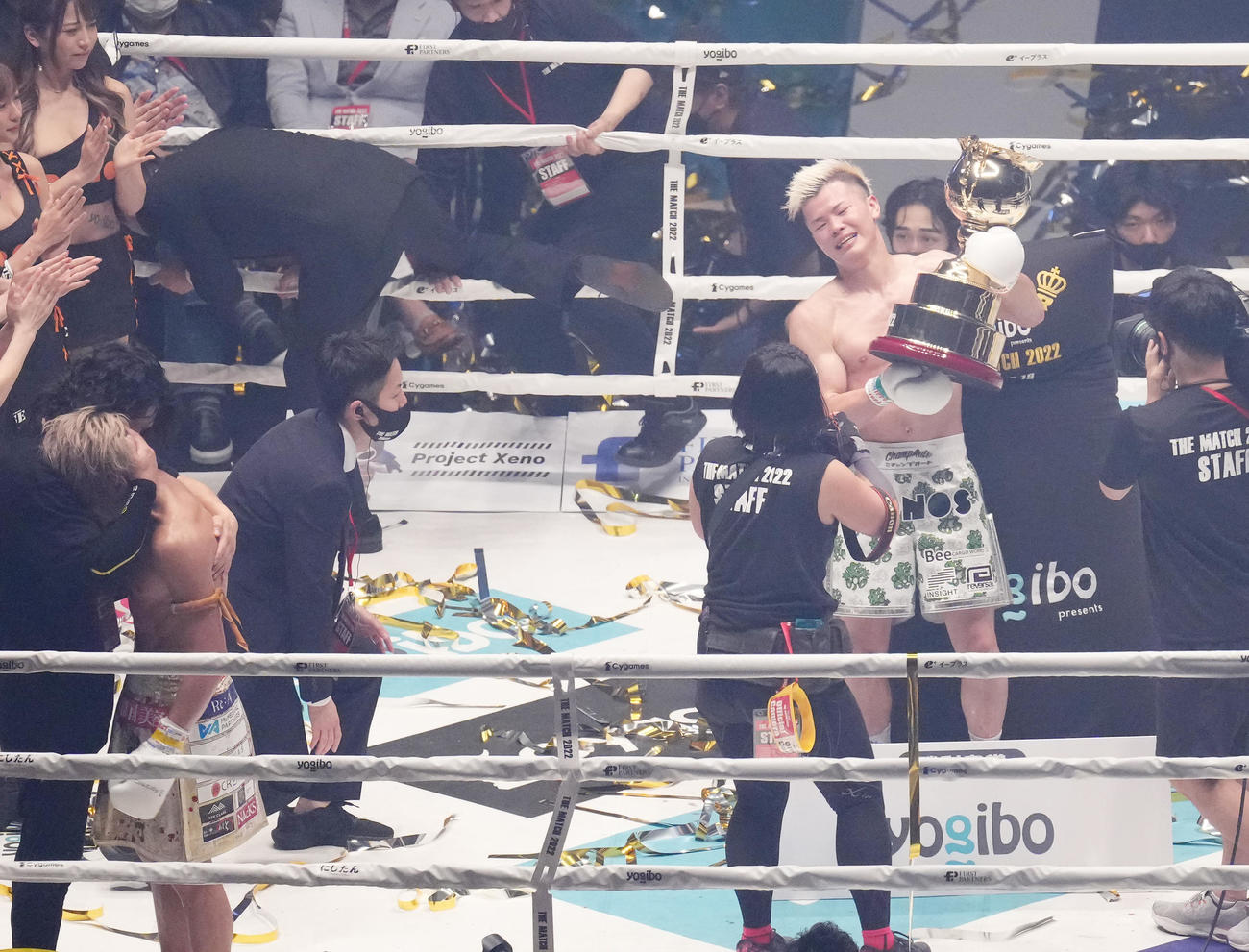 判定勝ちした那須川天はトロフィーを掲げる。左から2人目は武尊（撮影・菅敏）