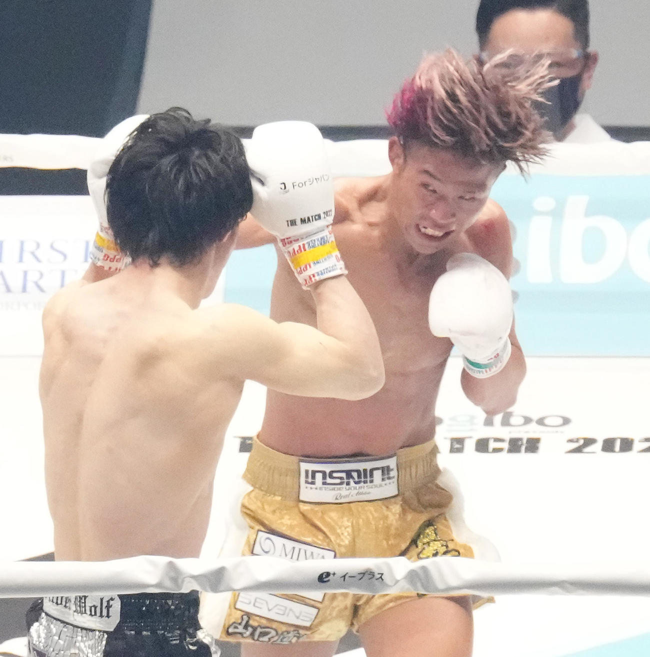 3回、鈴木は、金子（左）にパンチの連打を浴びせる（撮影・菅敏）