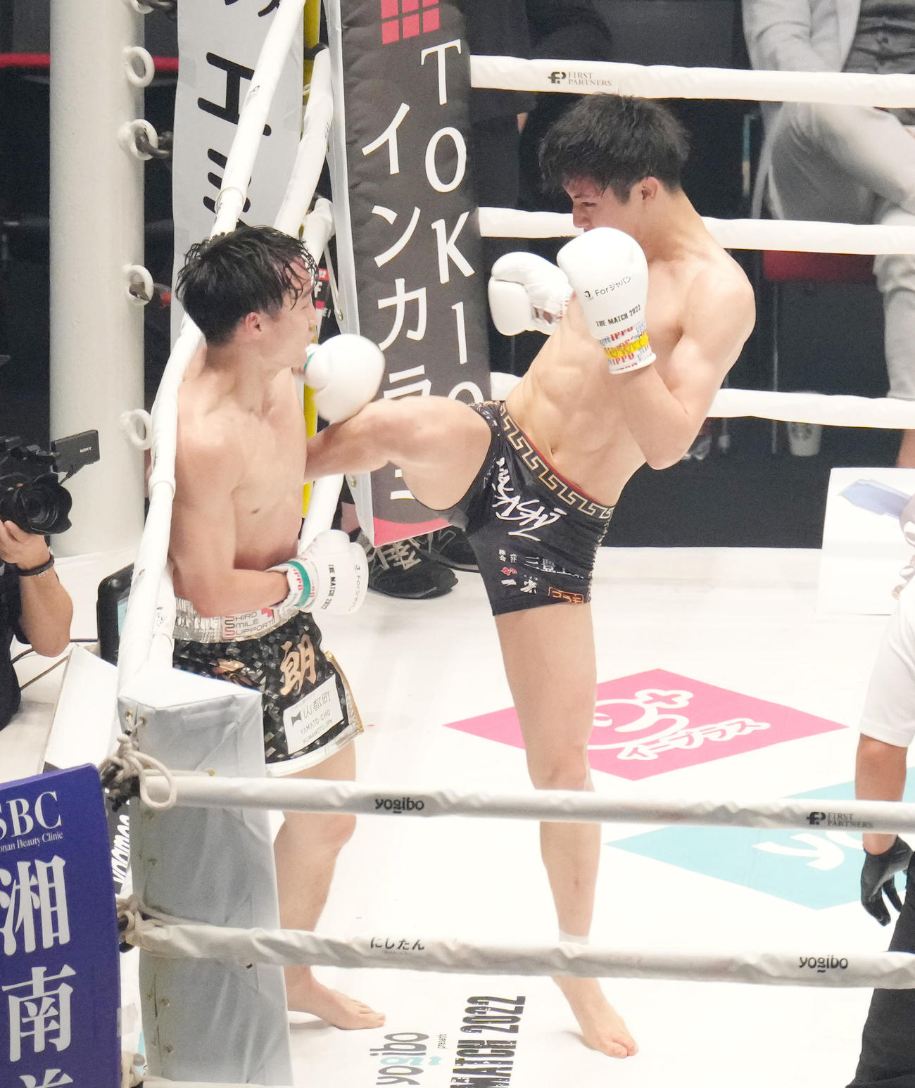 3回、志朗（左）にキックを決める玖村（撮影・菅敏）