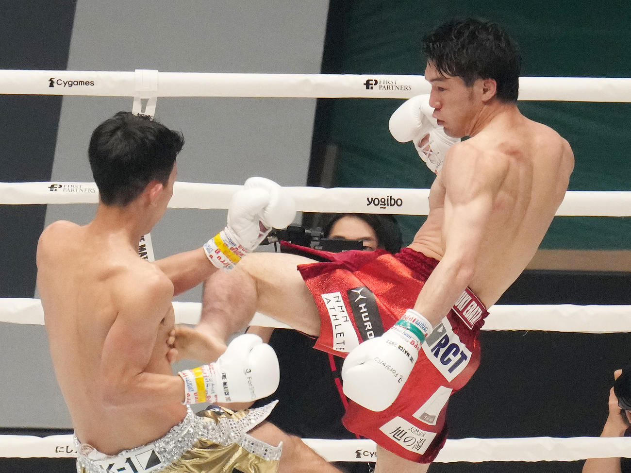 3回、璃明武（左）にキックを見舞う江幡（撮影・菅敏）