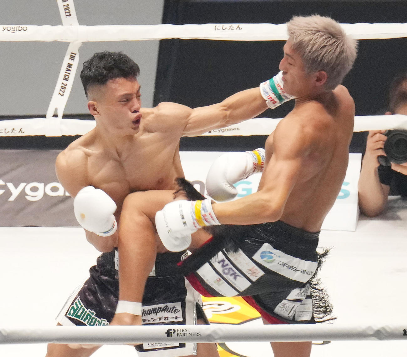 3回、黒田（右）の顔面にパンチをヒットさせる風音（撮影・菅敏）