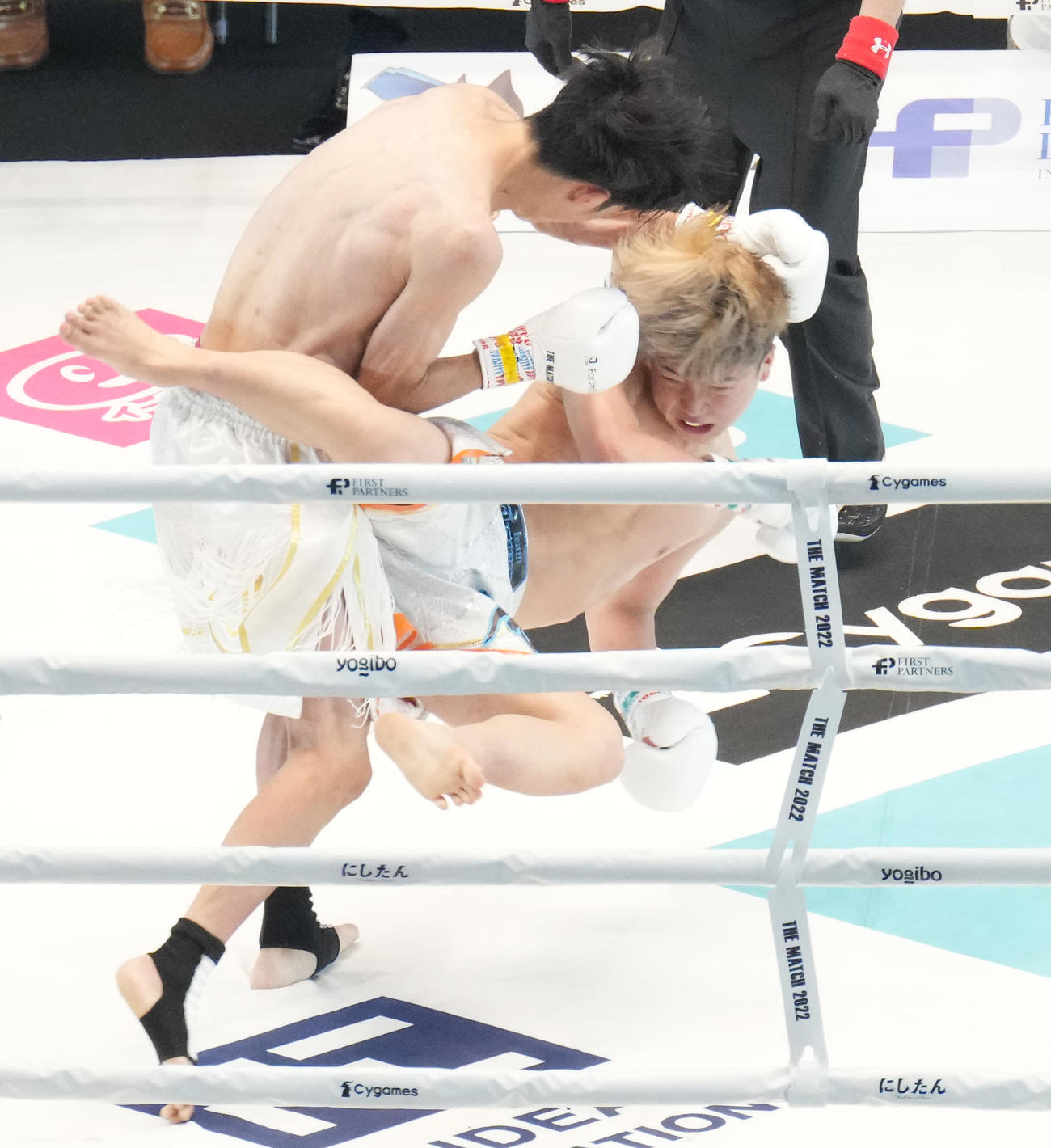 2回、大久保（左）を攻める那須川龍（撮影・菅敏）