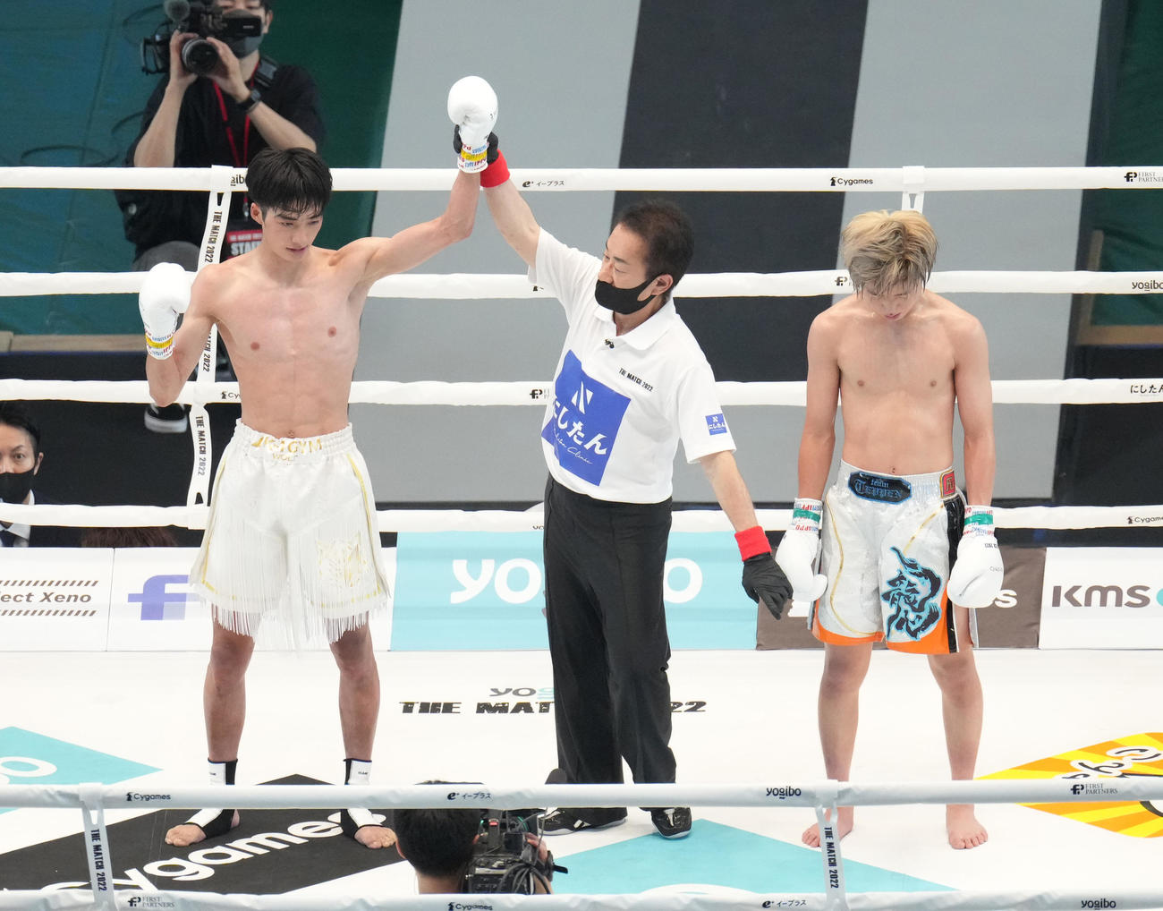 判定で大久保（左）に敗れ、肩を落とす那須川龍（撮影・菅敏）