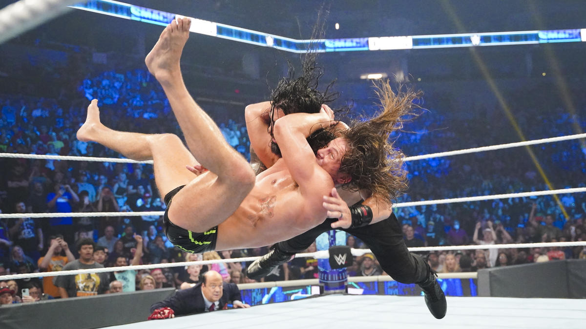 統一王者レインズ(右）にRKOを仕掛けた挑戦者リドル（C）2022 WWE, Inc. All Rights Reserved.