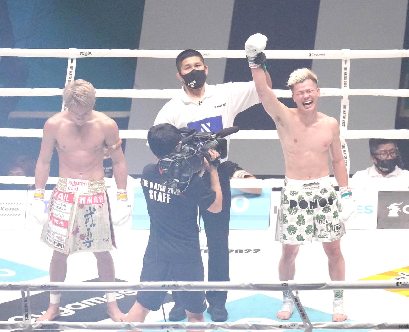 判定勝ちした那須川天（右）は雄たけびを上げる。左は武尊（撮影・菅敏）