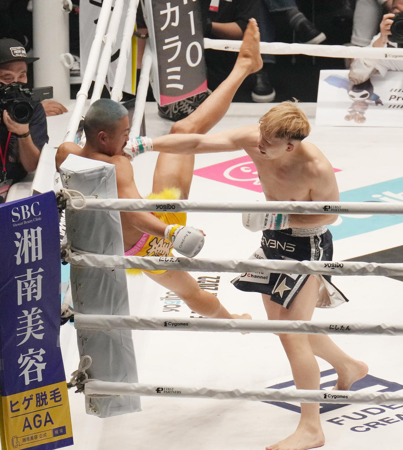 1回、芦沢（左）にパンチの連打を浴びせるYA－MAN（撮影・菅敏）