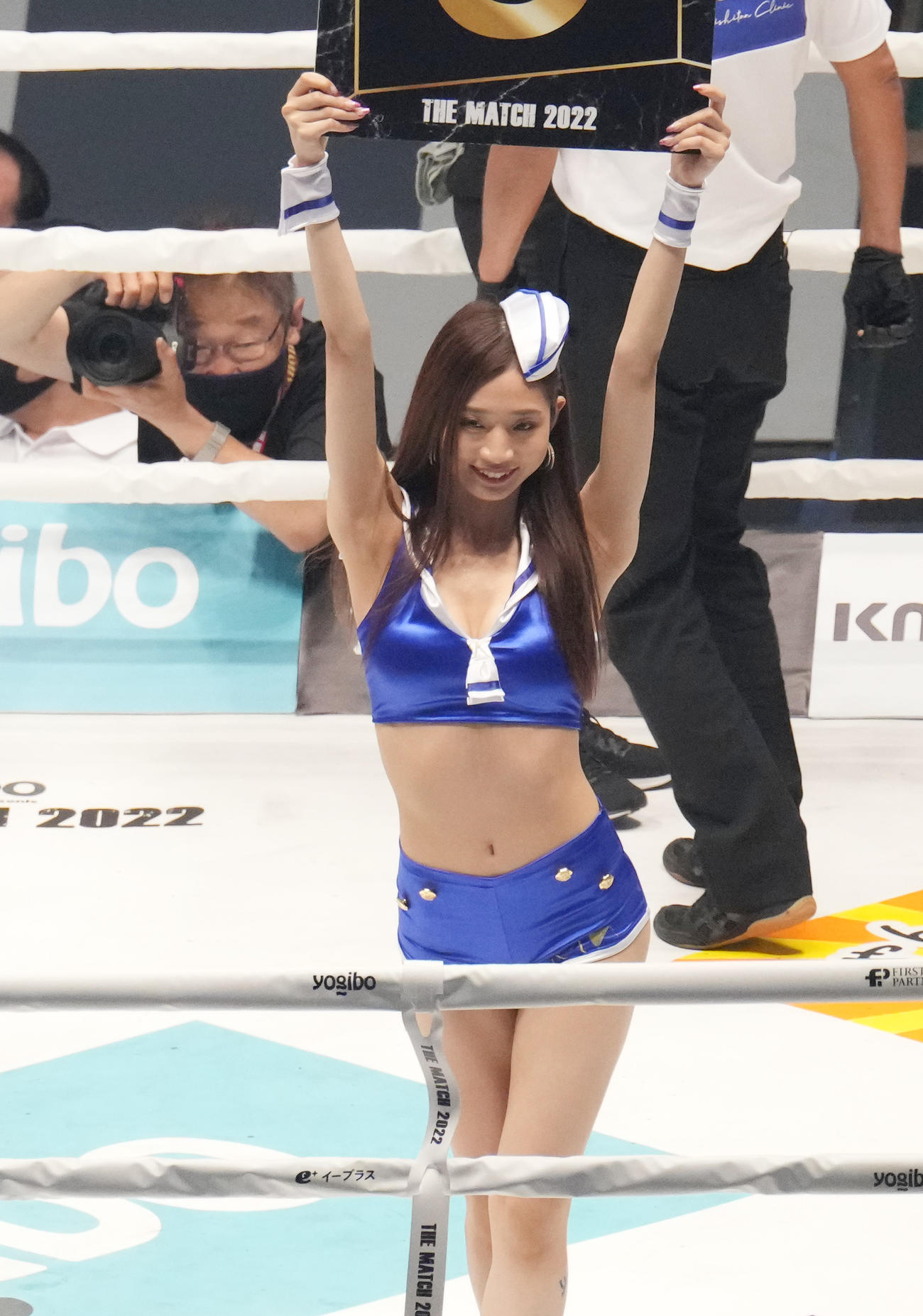 THE MATCH 2022　会場を盛り上げるラウンドガールK-1ガールズの宮野真菜（撮影・菅敏）