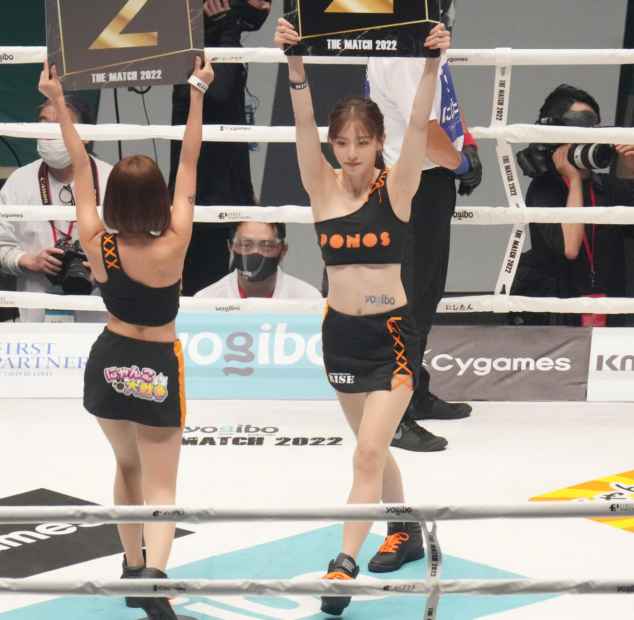 会場を盛り上げるラウンドガール（撮影・菅敏）