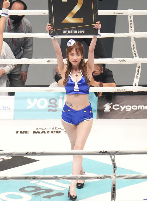THE MATCH 2022　会場を盛り上げるラウンドガールK-1ガールズの堀尾実咲（撮影・菅敏）