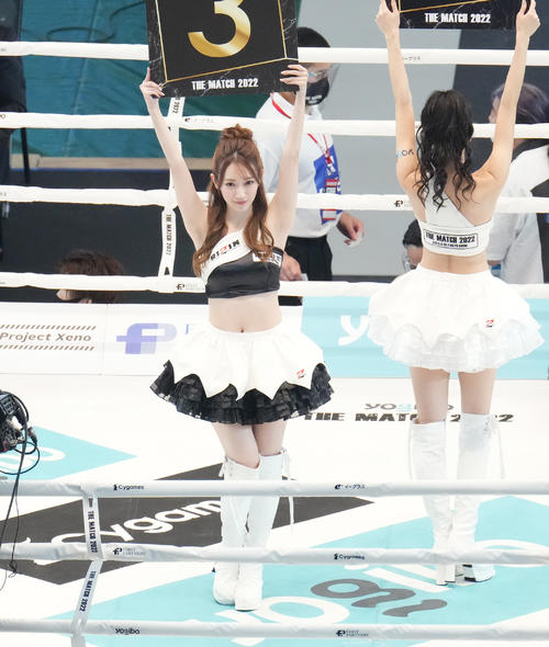 THE MATCH 2022　会場を盛り上げるラウンドガールRIZINガールの東海林里咲（撮影・菅敏）