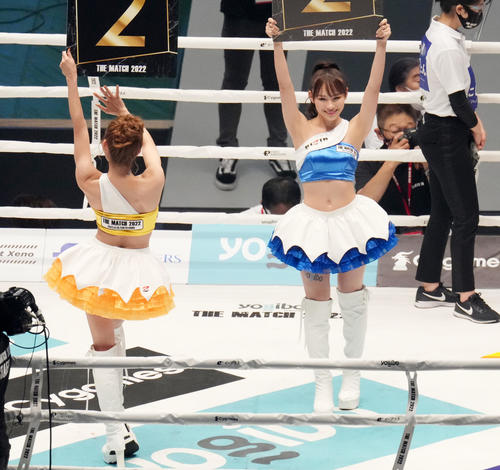 THE MATCH 2022　トロフィーを手にするラウンドガールRIZINガールの加奈（右）（撮影・菅敏）
