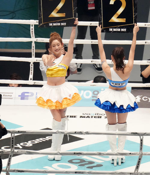 THE MATCH 2022　トロフィーを手にするラウンドガールRIZINガールの山口梓（左）（撮影・菅敏）