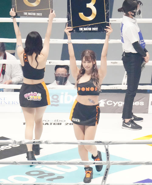 THE MATCH 2022　会場を盛り上げるラウンドガールライズフォースの桜りん（撮影・菅敏）