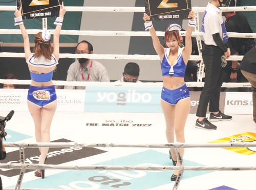 THE MATCH 2022　会場を盛り上げるラウンドガールK-1ガールズの小湊美月（撮影・菅敏）
