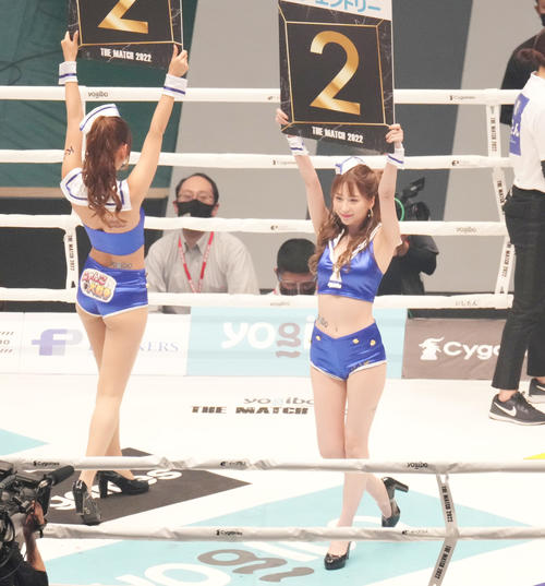 THE MATCH 2022　会場を盛り上げるラウンドガールK-1ガールズの堀尾実咲（撮影・菅敏）