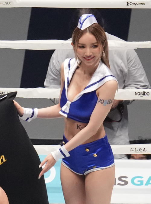 THE MATCH 2022　会場を盛り上げるラウンドガールK-1ガールズのキャシー凛（撮影・菅敏）